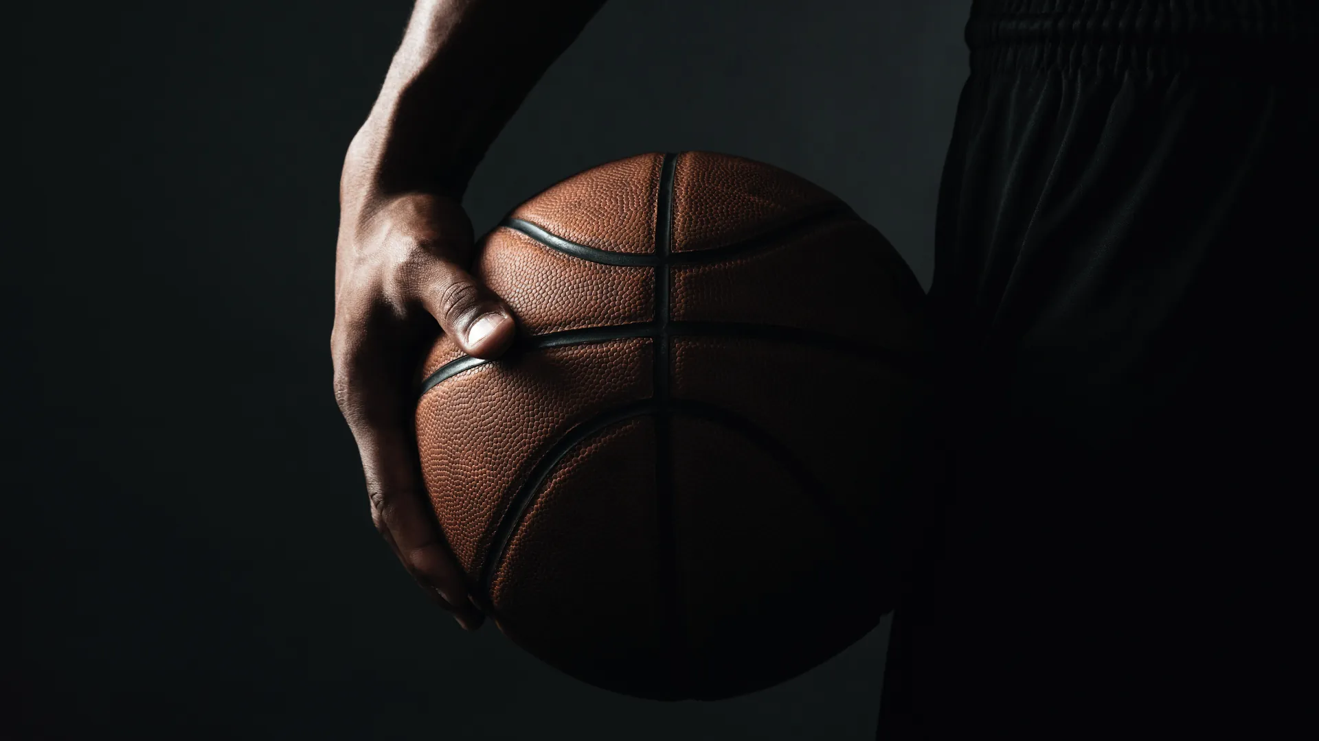 Jugadora de baloncesto se eleva hacia el aro en una cancha en directo.